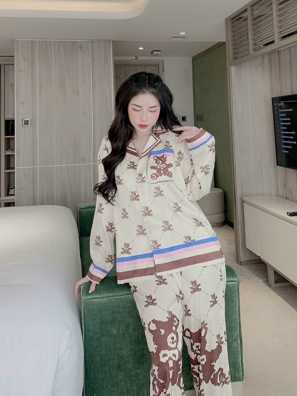 Đồ Bộ Nữ Lụa Xước In Hoạ Tiết Gấu Teddy, Vải Lụa Xước, Màu Vàng Nâu, Tay Dài, Freesize Dưới 57kg
