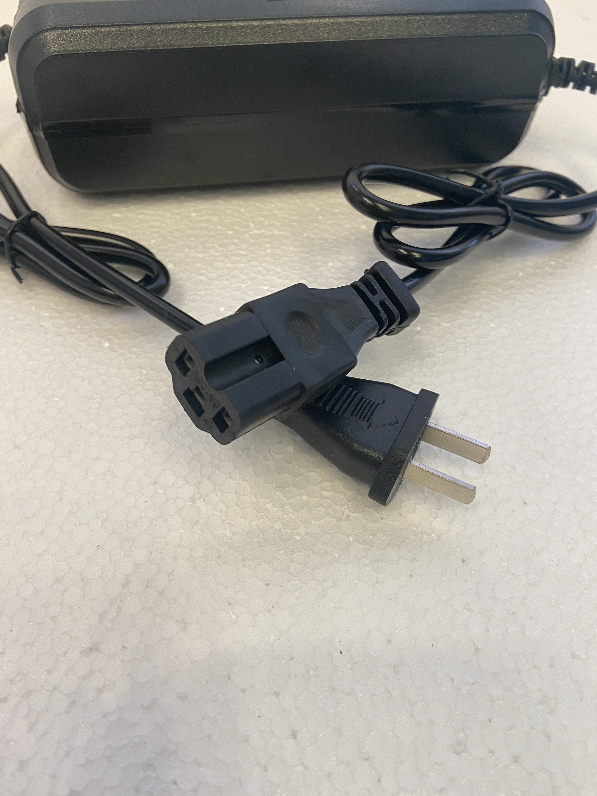 Sạc xe điện CHANGER, có vạch báo, thống số sạc rõ ràng, phù hợp với xe đạp điện và xe máy điện