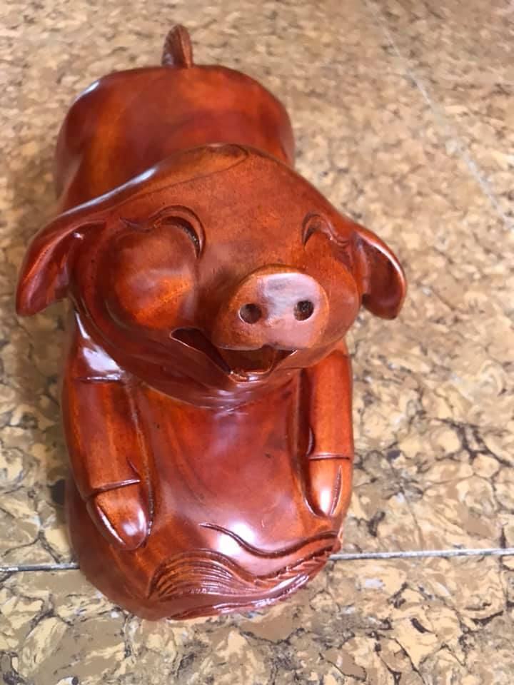 TƯỢNG HEO GỖ GÕ NẰM ÔM BAO TIỀN VUI VẺ SIZE DÀI 30CM X CAO 17CM X NGANG 14CM TRƯNG BÀN ĐẸP