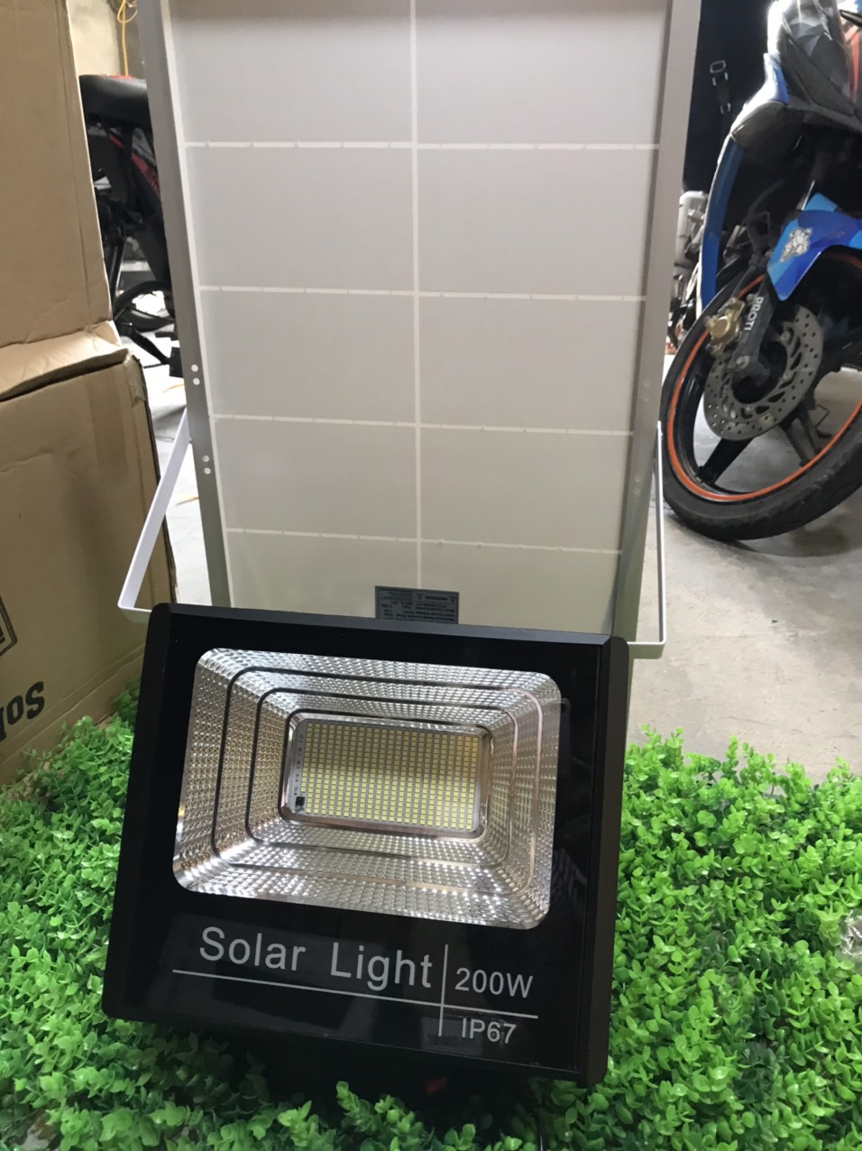 Đèn pha năng lượng mặt trời 200W