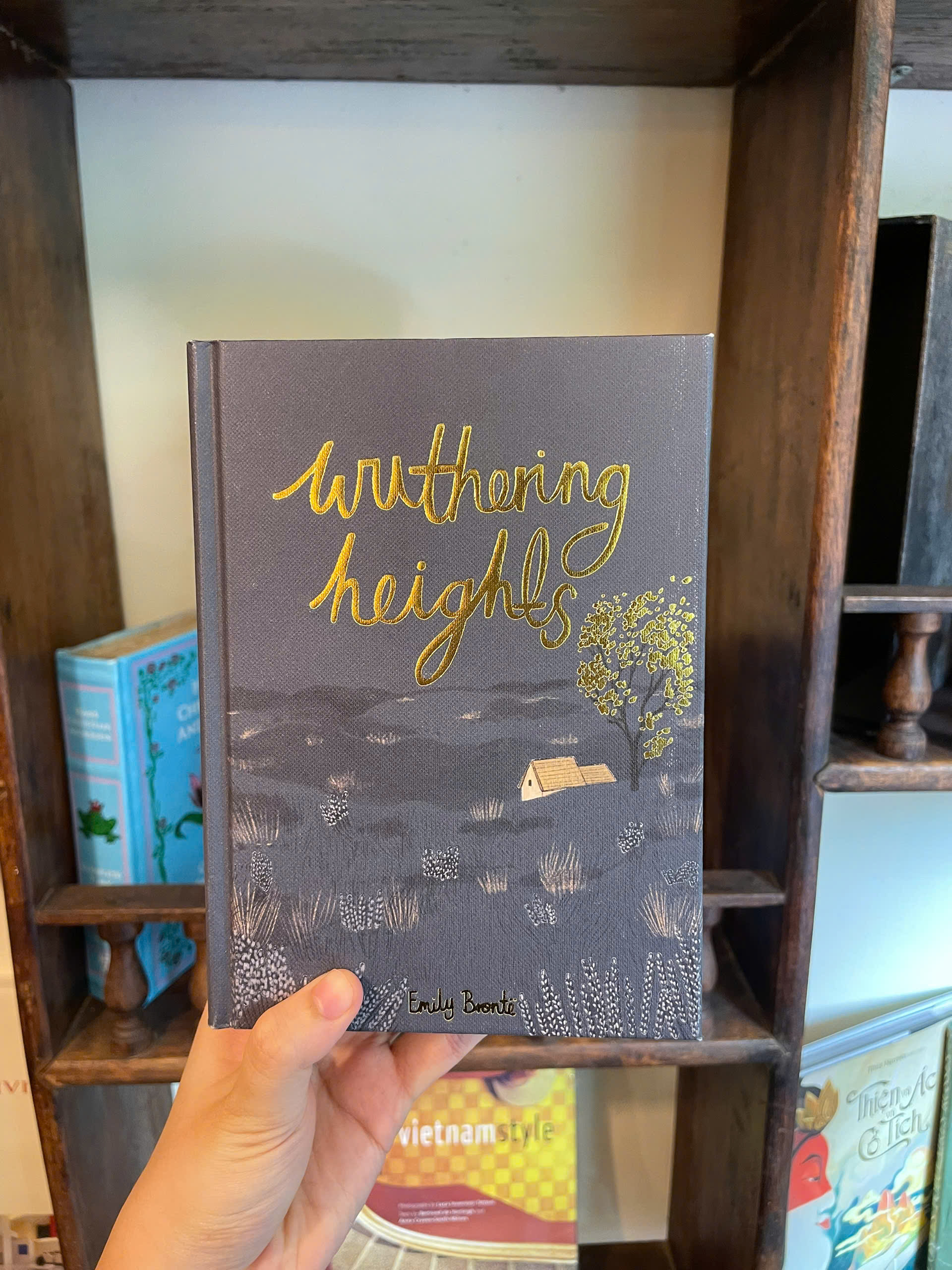 Sách - Wuthering Heights by Emily Brontë - Classics/Fiction/Romance book in English - sách Ngoại Văn