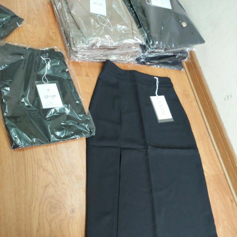 Chân váy ôm dài, xẻ bên