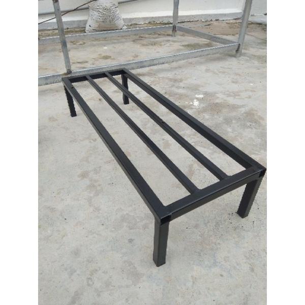 Kệ kê chậu cây hoa ban công. Dài 70cm. Rộng 20cm. Cao 15cm. 4 chân. 2 nan phụ. Hộp thép 2x2cm