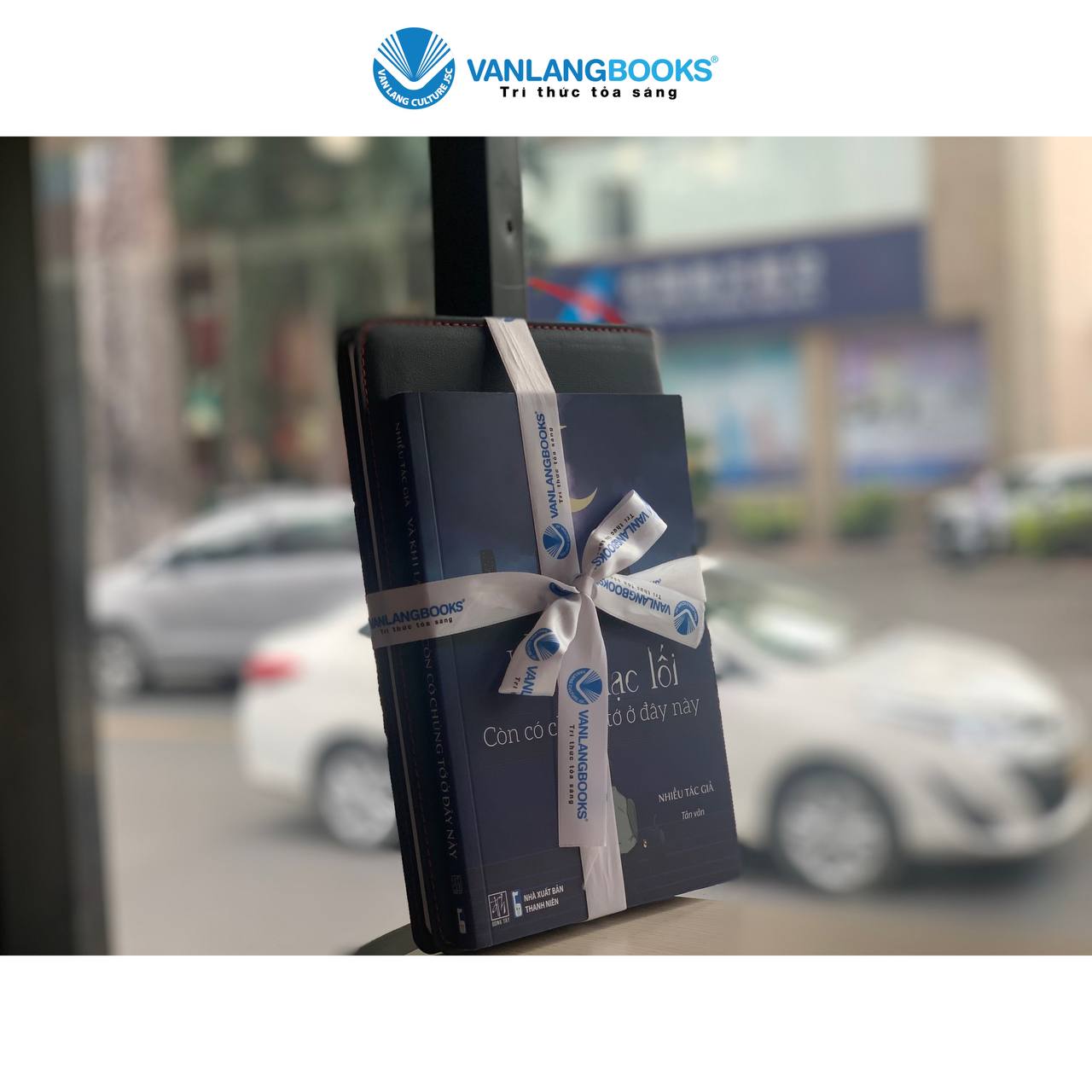Và Khi Lạc Lối - Còn Có Chúng Tớ Ở Đây Này + Sổ Agenda Màu Đen