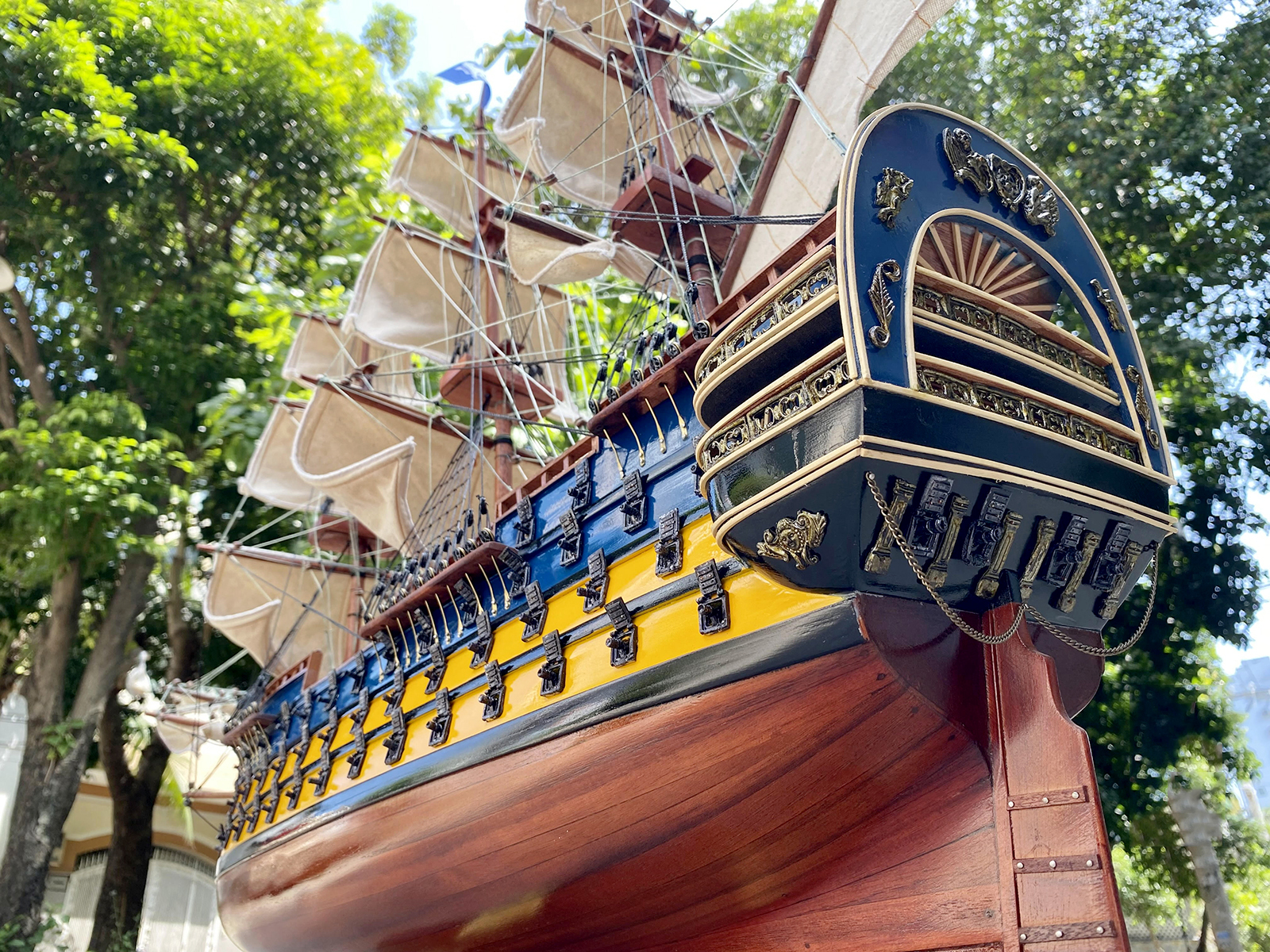 Thuyền buồm phong thủy Royal Louis dài 90cm gỗ tự nhiên lắp ráp sẵn, mô hình thuyền gỗ trang trí văn phòng làm việc