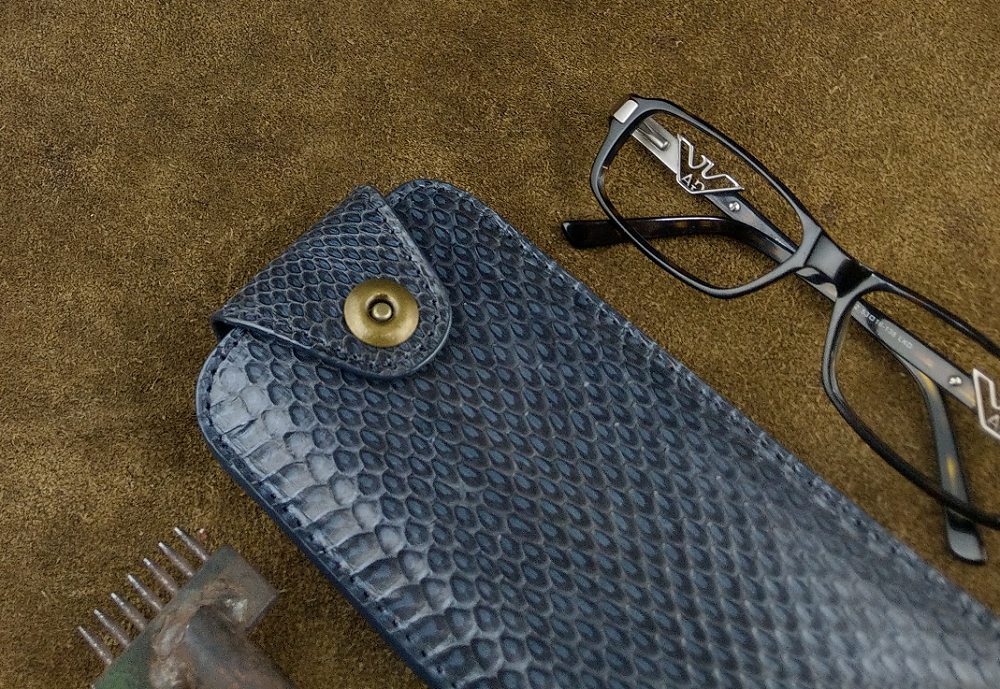 Bao Da cho  Z Fold2/ Z Fold3 / Z Fold4 Da Rắn Thật Handmade Có Quai Cài màu xanh