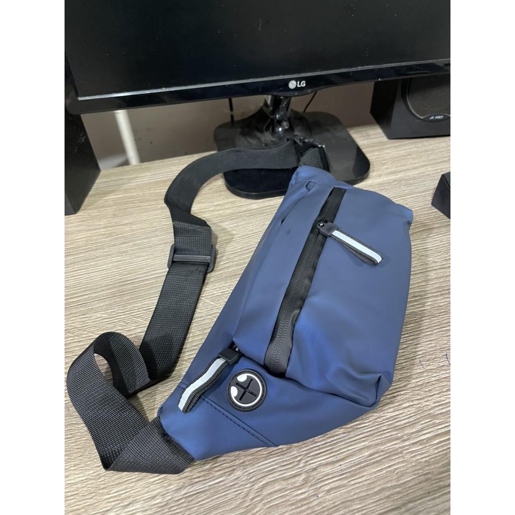 Túi đeo chéo nam VPC kiểu ngang bóng trơn S95 Tặng móc khóa hình khiên