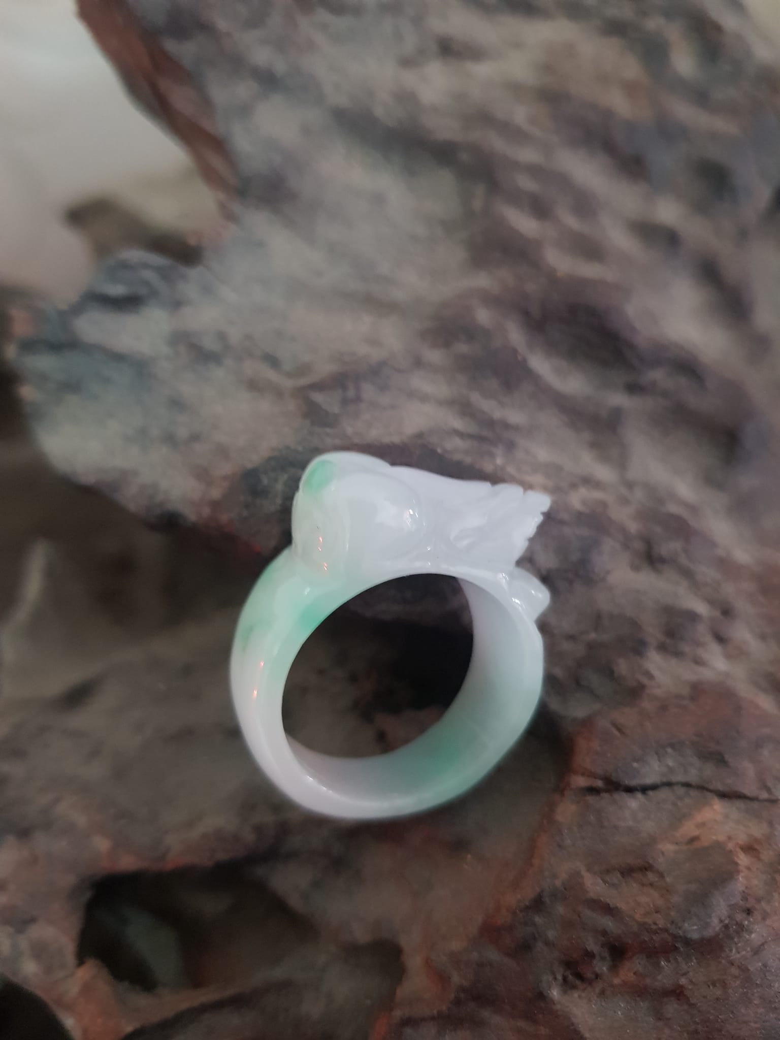 Nhẫn Tỳ Hưu Mới Nam Ni 19mm Đá Cẩm Thạch Tự Nhiên Trắng Xanh nhẹ Bóng Đẹp Size Nhẫn đk 19mm x bản 11mm ạ