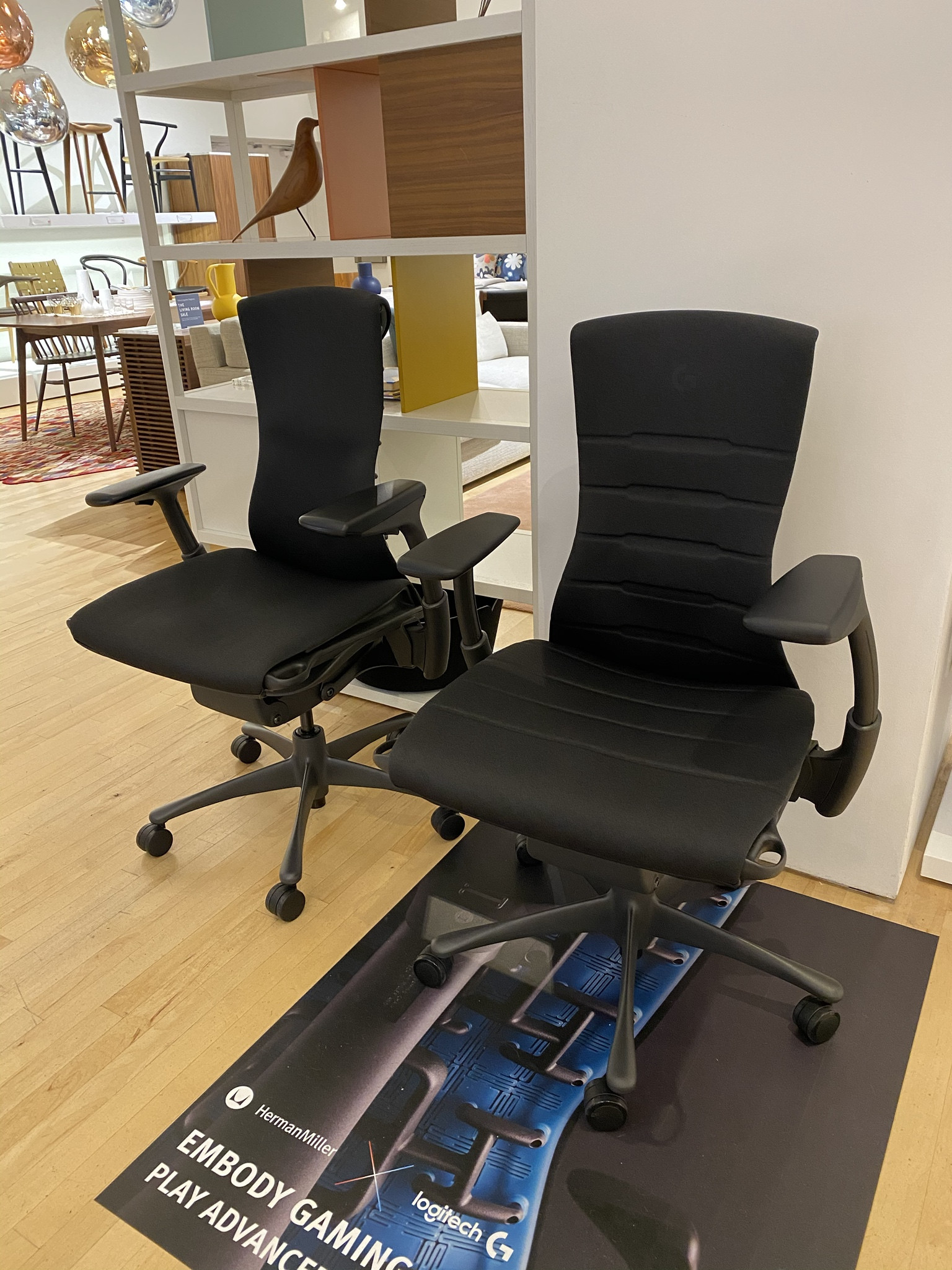 Ghế công thái học Herman Miller Embody &amp; Logitech G, ghế làm việc đứng đầu về hỗ trợ cột sống