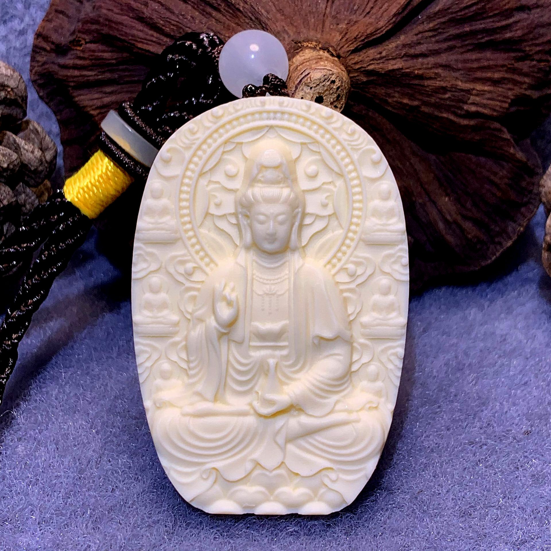Dây chuyền Phật Quan Âm Bồ Tát bằng quả ngà (trái dừa ngà -màu trắng ngà) - MN02