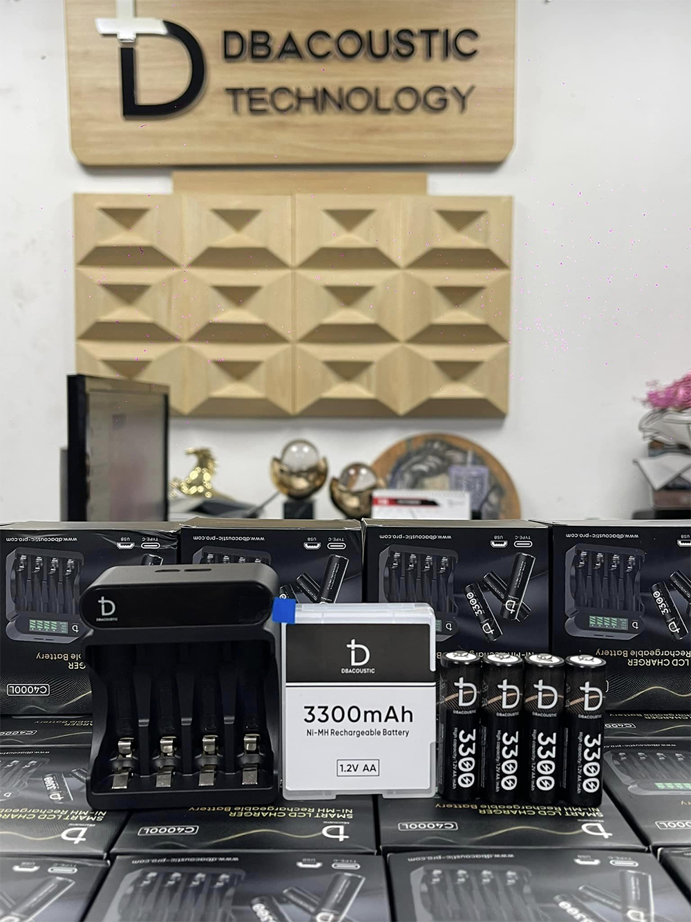 Combo dock sạc kèm 4 viên pin AA 1.2V 3300mAh dBacoustic, hàng chính hãng