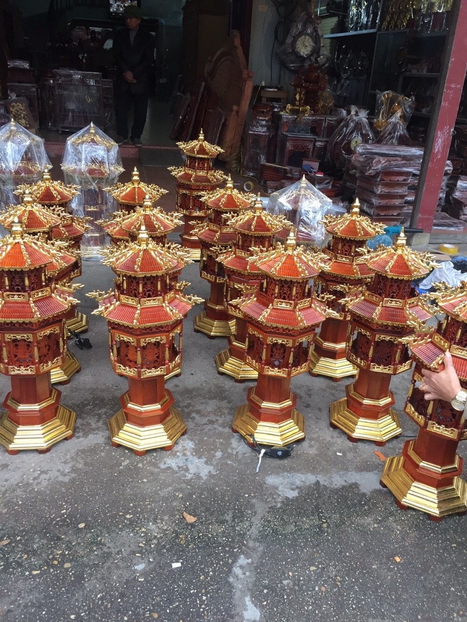 ĐÈN TRANG TRÍ vỏ gỗ hương sơn son thiếp vàng .kiểu thấp chùa cao 61cmx25cmx25cm