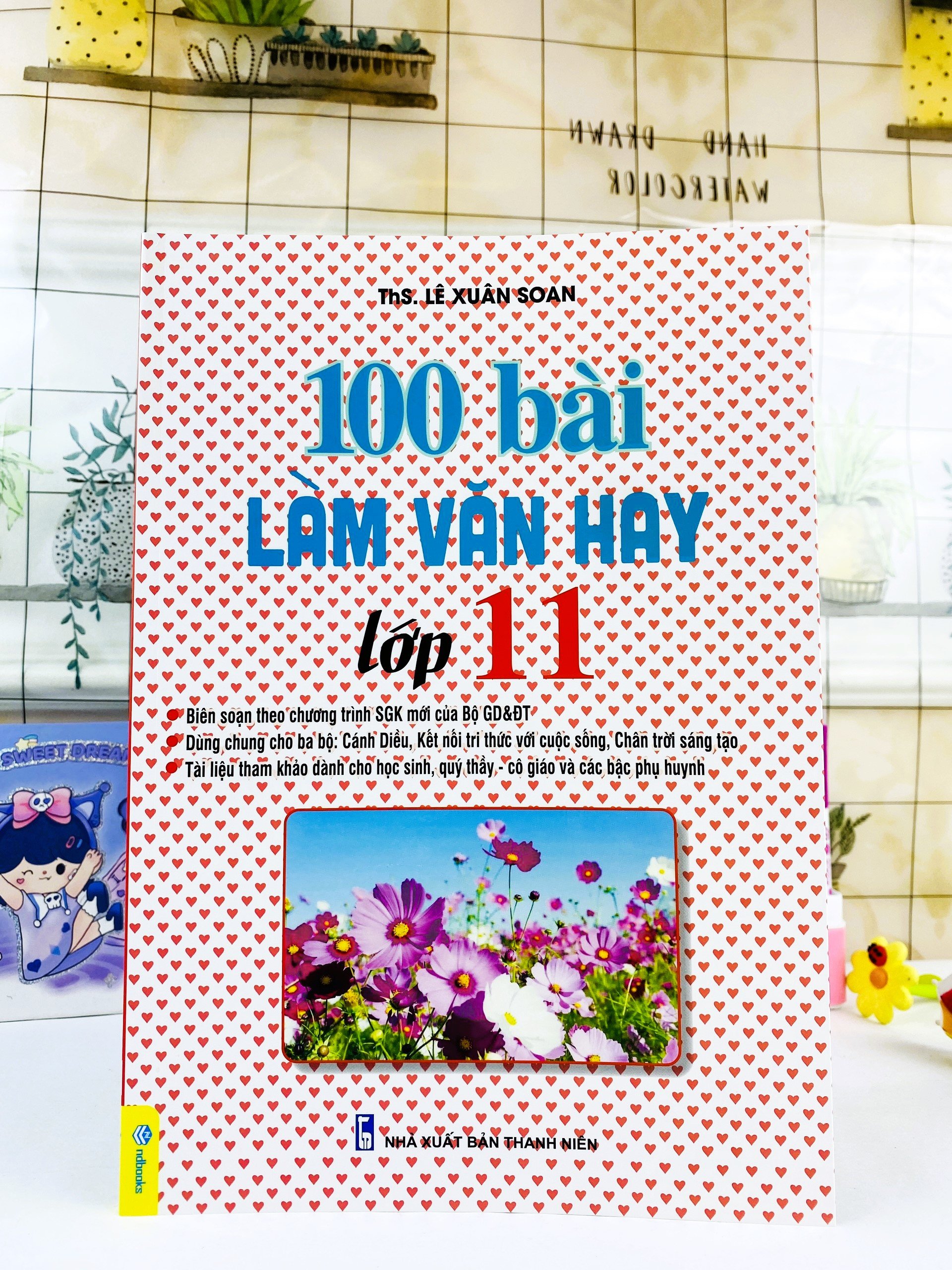 Sách - 100 Bài Làm Văn Hay Lớp 11 - Biên Soạn Theo Chương Trình GDPT Mới - ndbooks