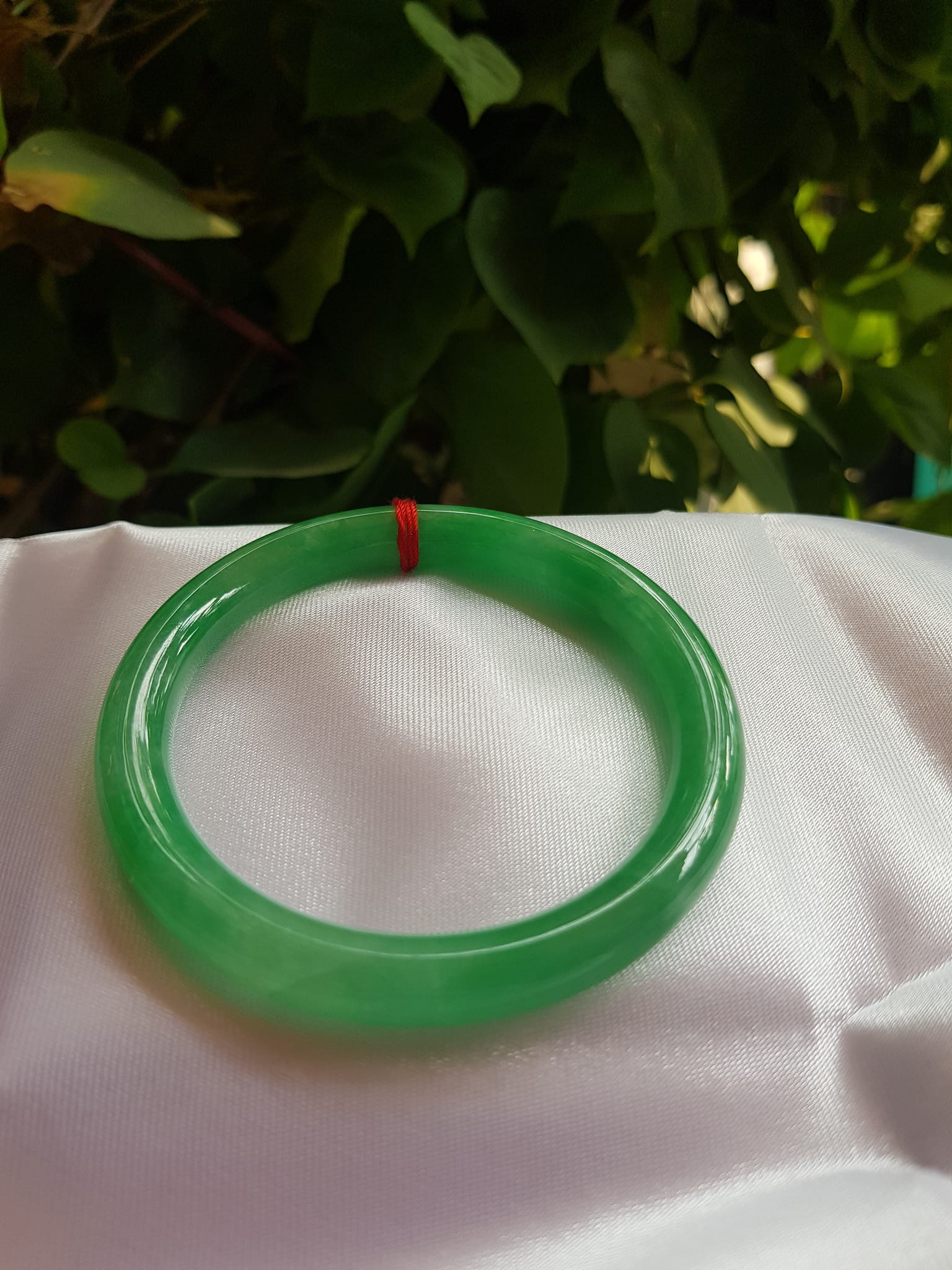 Vòng cẩm thạch Lý Nở 53 Size vòng 53mm x Dầy 7,2mm màu Xanh lá Tươi bóng đều đẹp quá Nữ mệnh Mộc Hỏa 52kg - 60kg đeo đẹp ạ