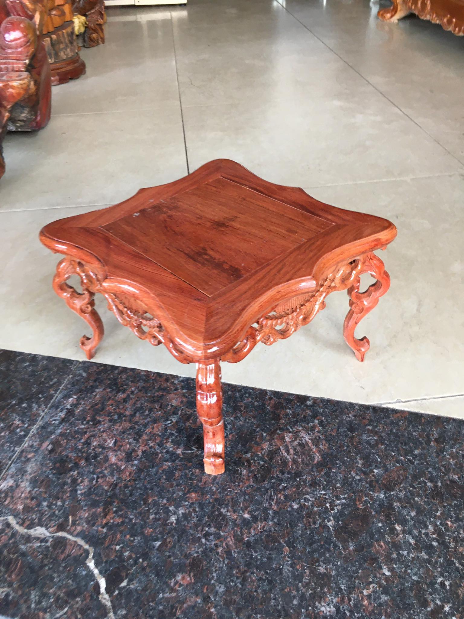 Bàn vuông gỗ hương, chân tiện rồng, kích thước 30x 30 cm x cao 20cm