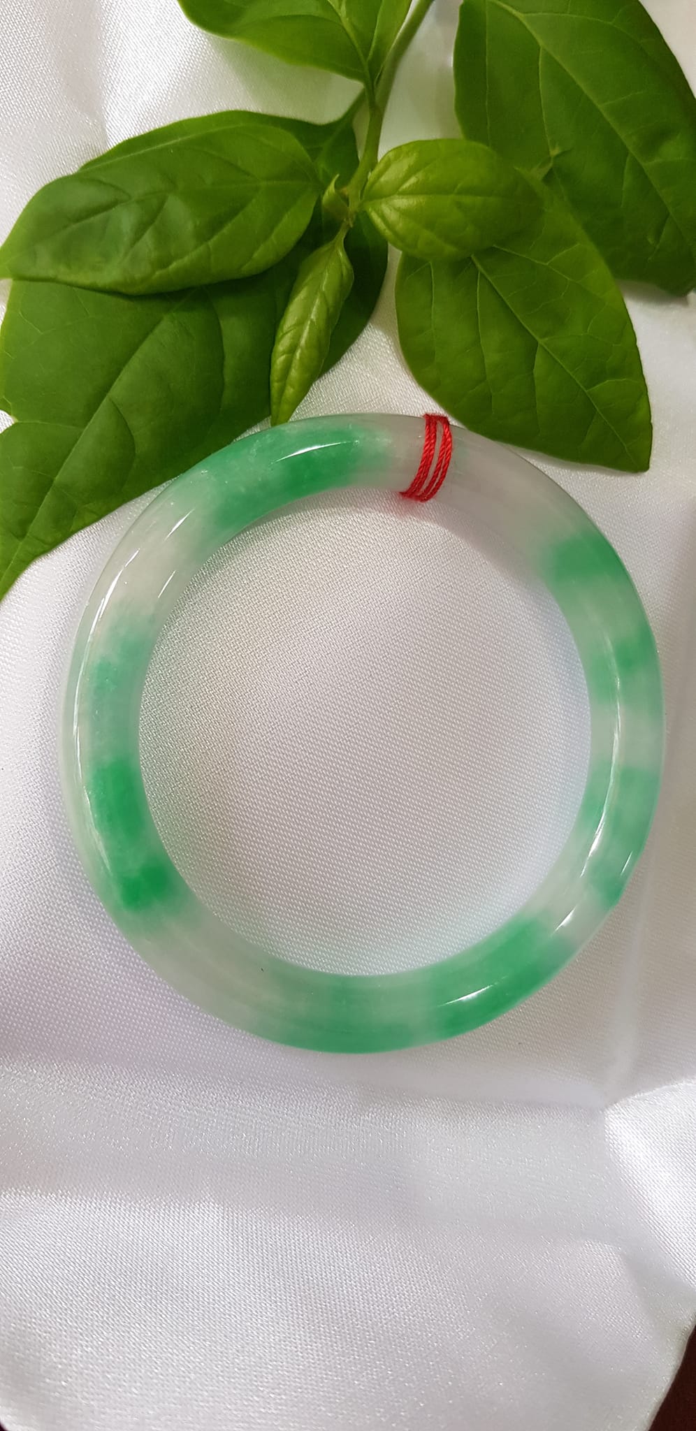 ️Vòng tay nữ đá Cẩm Thạch tự nhiên mới TR LÝ IC 52mm x chột 8mm vòng màu xanh trắng đều đẹp nữ 50kg - 54kg đeo ạ