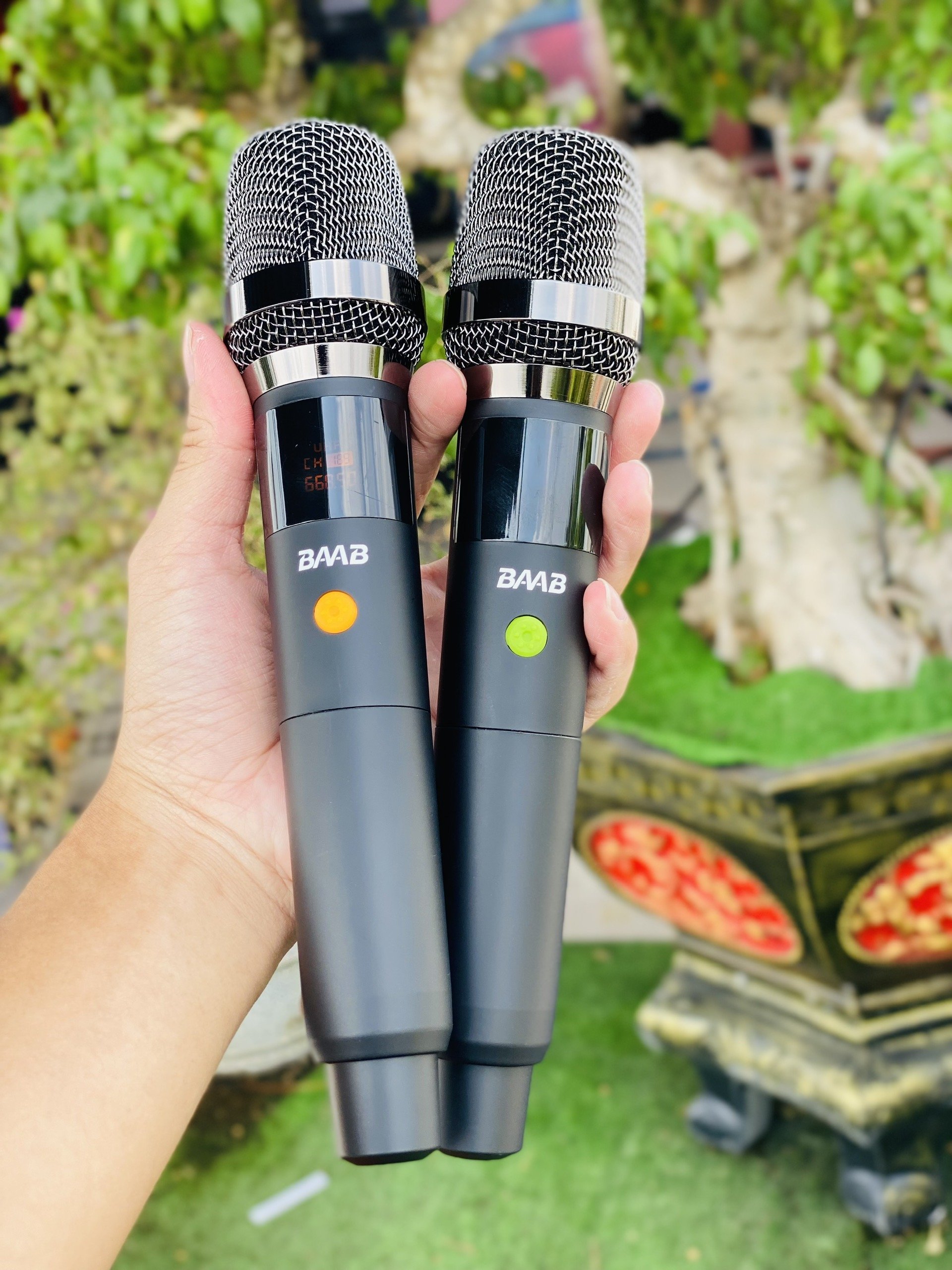 Loa Xách Tay BB1038 - Bass20 Công Suất Lớn 200W, Âm Thanh Hay Bass Ấm Chắc, Có Đèn RGB, Bộ Nút Chỉnh Hiện Đại Kèm 2 Micro Hát Karaoke, Hàng Nhập Khẩu