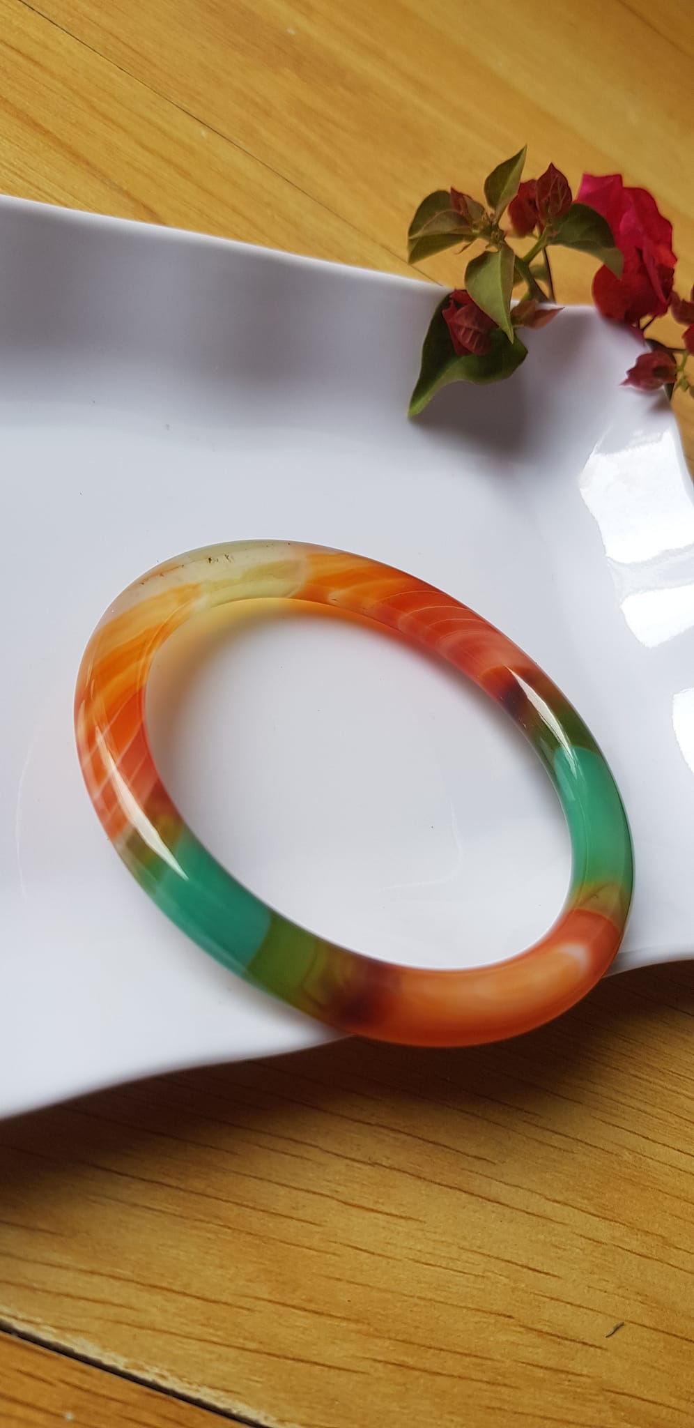 Vòng tay đá mã não tứ quý mới đỏ cam xanh dương xanh lá cam trắng vân sọc xéo xéo rất đẹp Vòng Ni 59mm x cọng 7,8mm Nữ 58kg - 70kg đeo Món quà tặng nữ ý nghĩa ạ