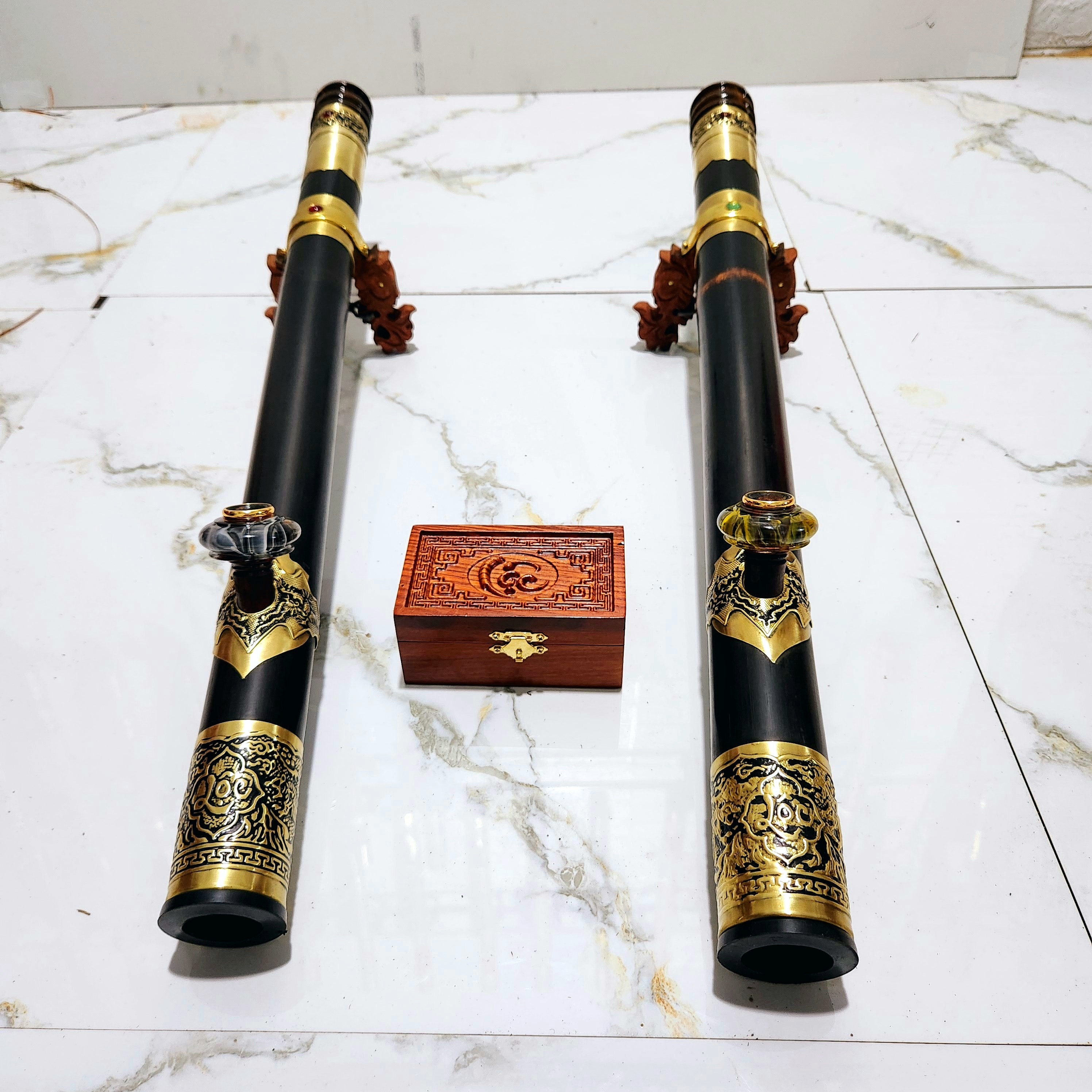 Điếu bọc đồng 2 lớp, chống oxi hoá gắn đá phong thủy kèm nõ ngọc. Tặng kèm hộp gỗ