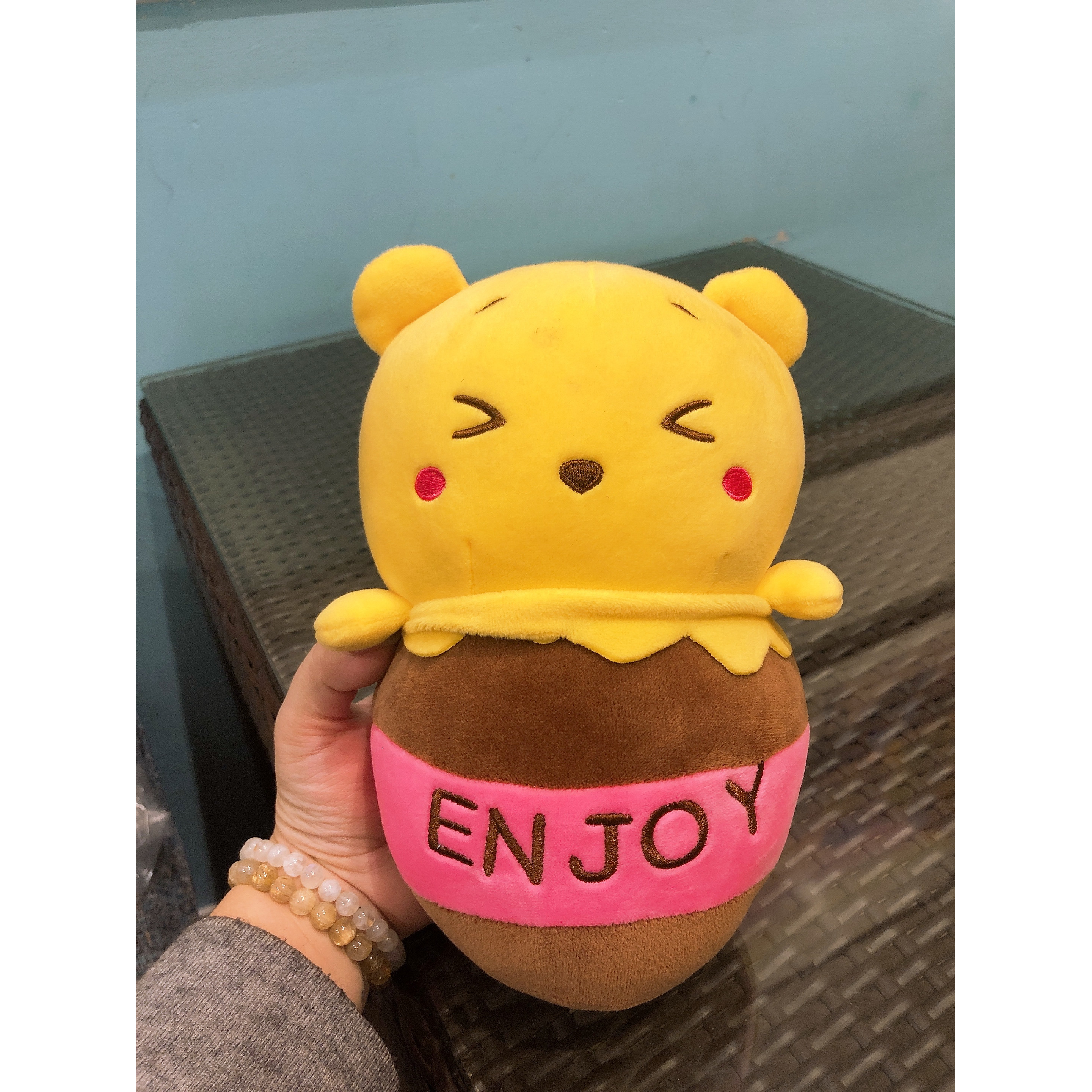 Gấu bông Pooh nằm hũ mật ong enjoy