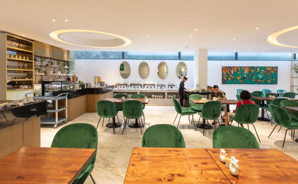 Combo 4N3D KS Len's Hotel Đà Lạt 3 Sao: VMB khứ hồi Hà Nội - Đà Lạt + Phòng Tiêu Chuẩn + Ăn sáng