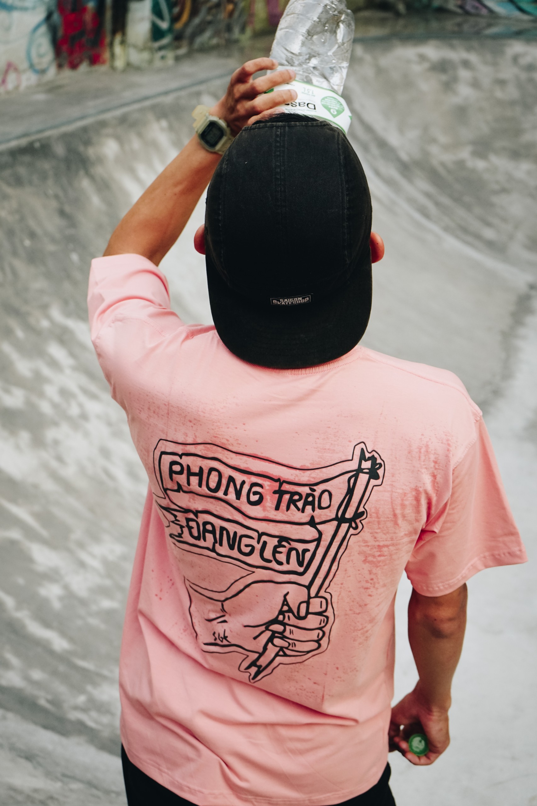 Áo phông in chữ Phong trào đang lên