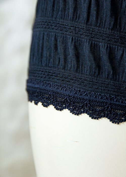 Quần lót nữ kiểu boyshort mặc váy