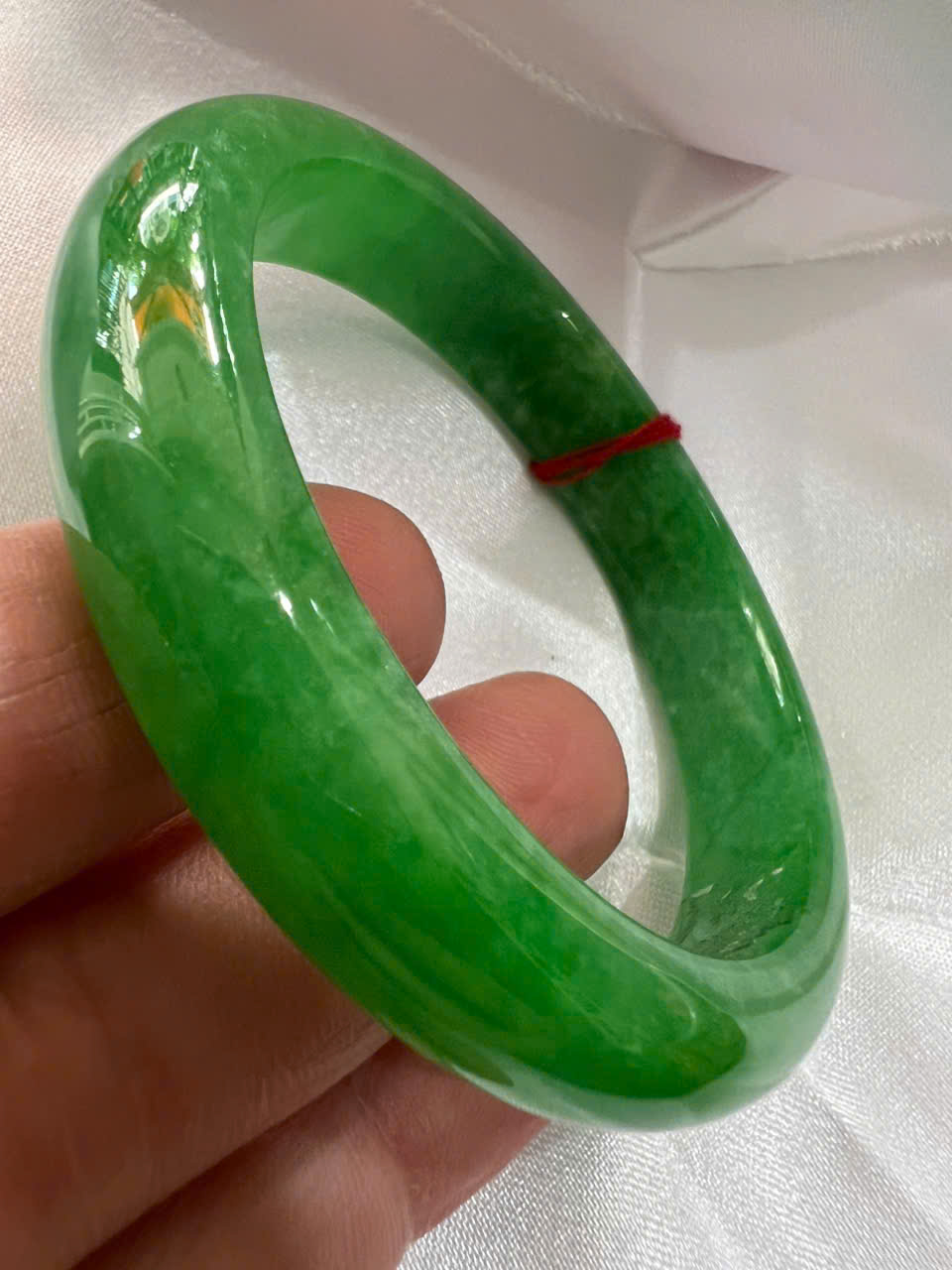 Vòng Tay Nữ Đá Cẩm Thạch Bản Hẹ Lý 57mm A Cao 12mm Dẩy 7,2mm Màu Xanh Lý Tươi Bông Trắng Bóng mượt đẹp nữ mệnh mộc hỏa thủy 55kg - 62kg đeo xinh đẹp sang tay món quà tặng mẹ tặng nữ ý nghĩa ạ