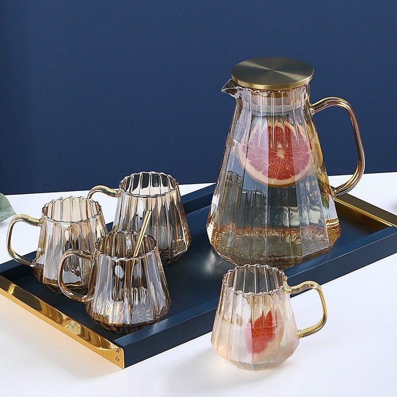 Combo bình đựng nước uống thủy tinh vàng vân sọc kèm khay và giá úp cốc