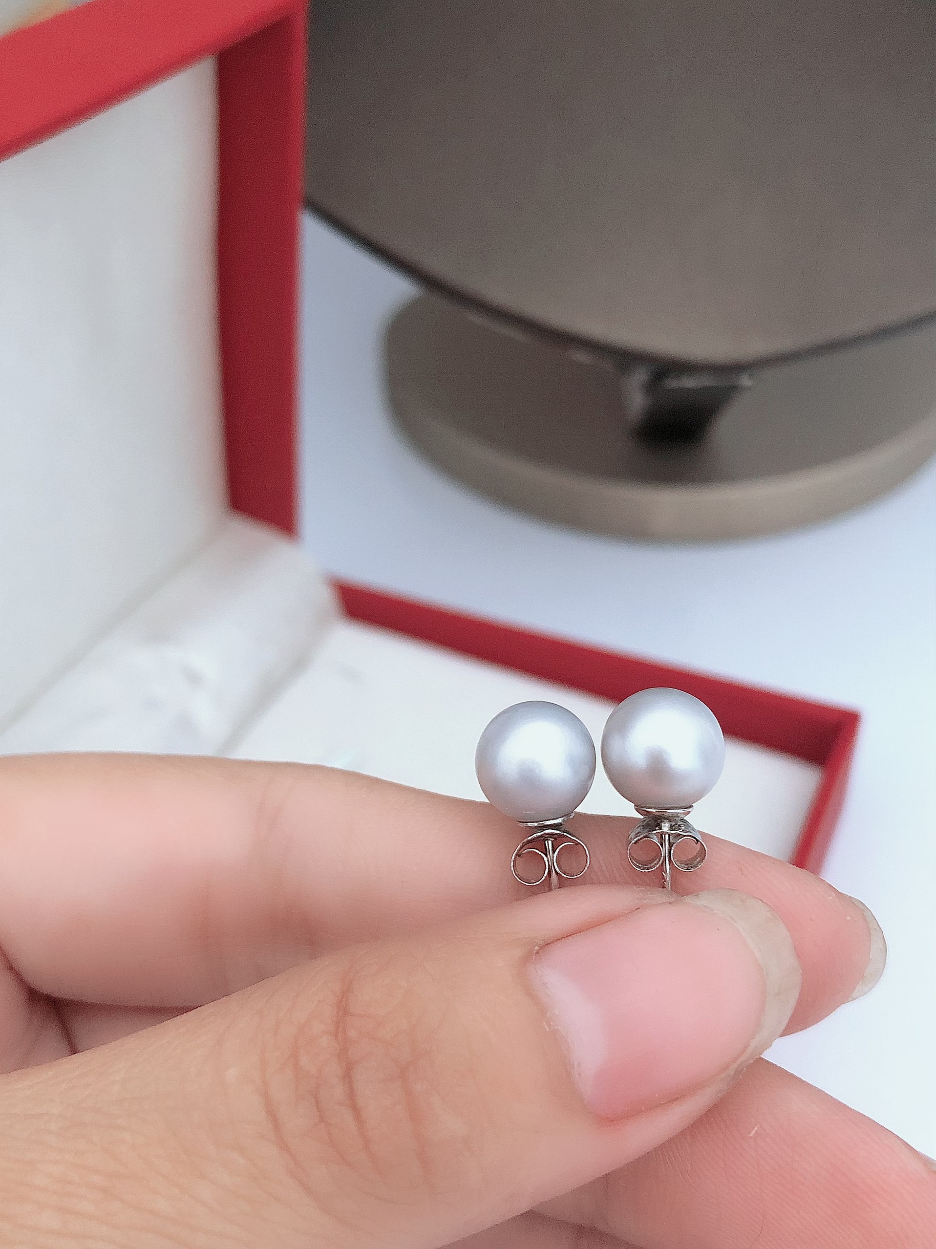 Hoa tai nụ ngọc tròn cao cấp màu xám sang trọng