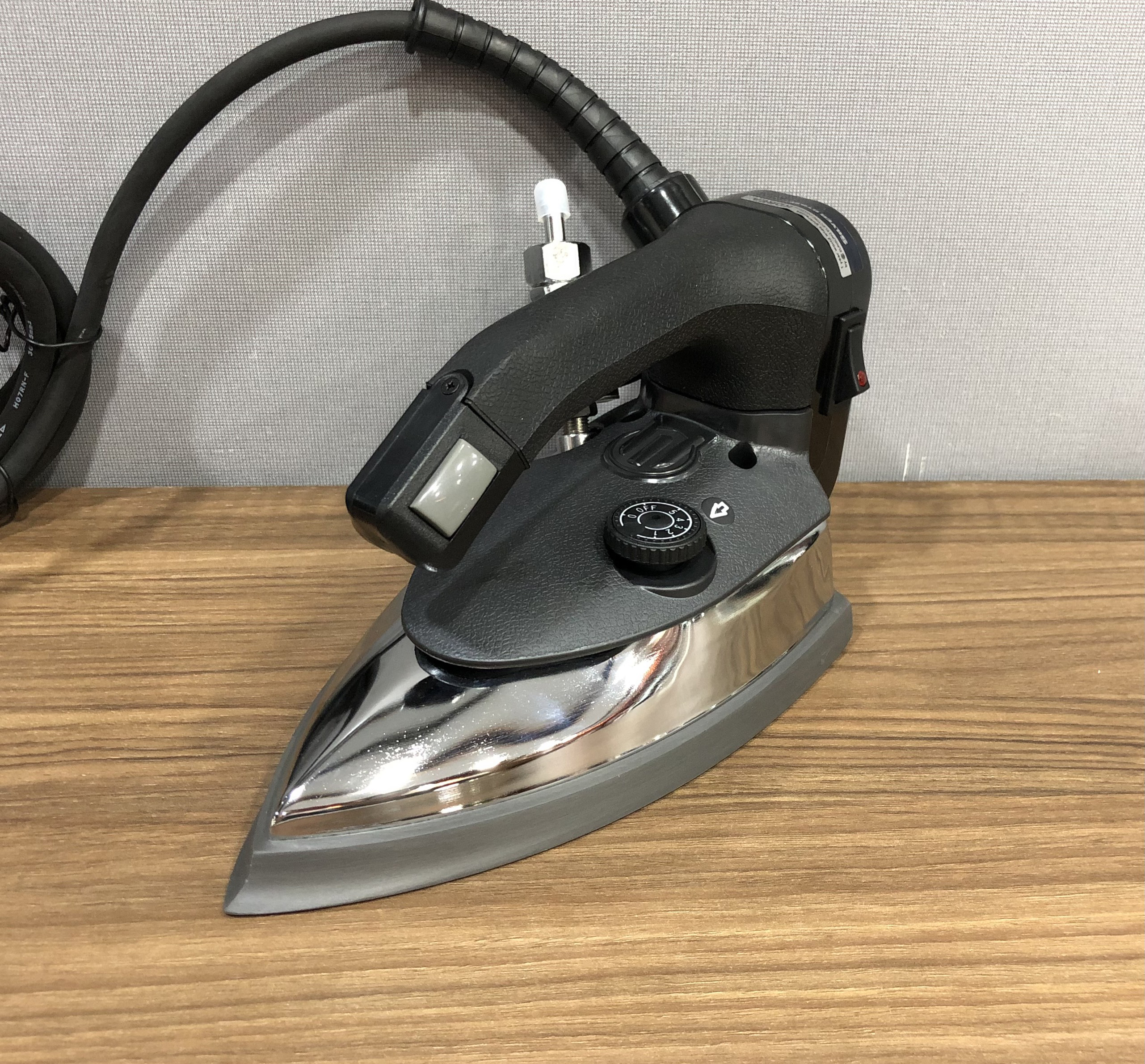 Bàn ủi hơi nước công nghiệp SilverStar EZ-300 - Hàng nhập khẩu