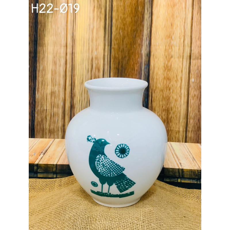 Bình cắm hoa dáng vò, men sứ xương. Gốm sứ Bát Tràng.