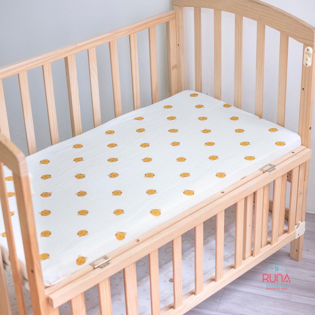 Ga bọc nệm cũi cho bé RUNA KIDS chất liệu vải xô Muslin mềm mại thấm hút tốt