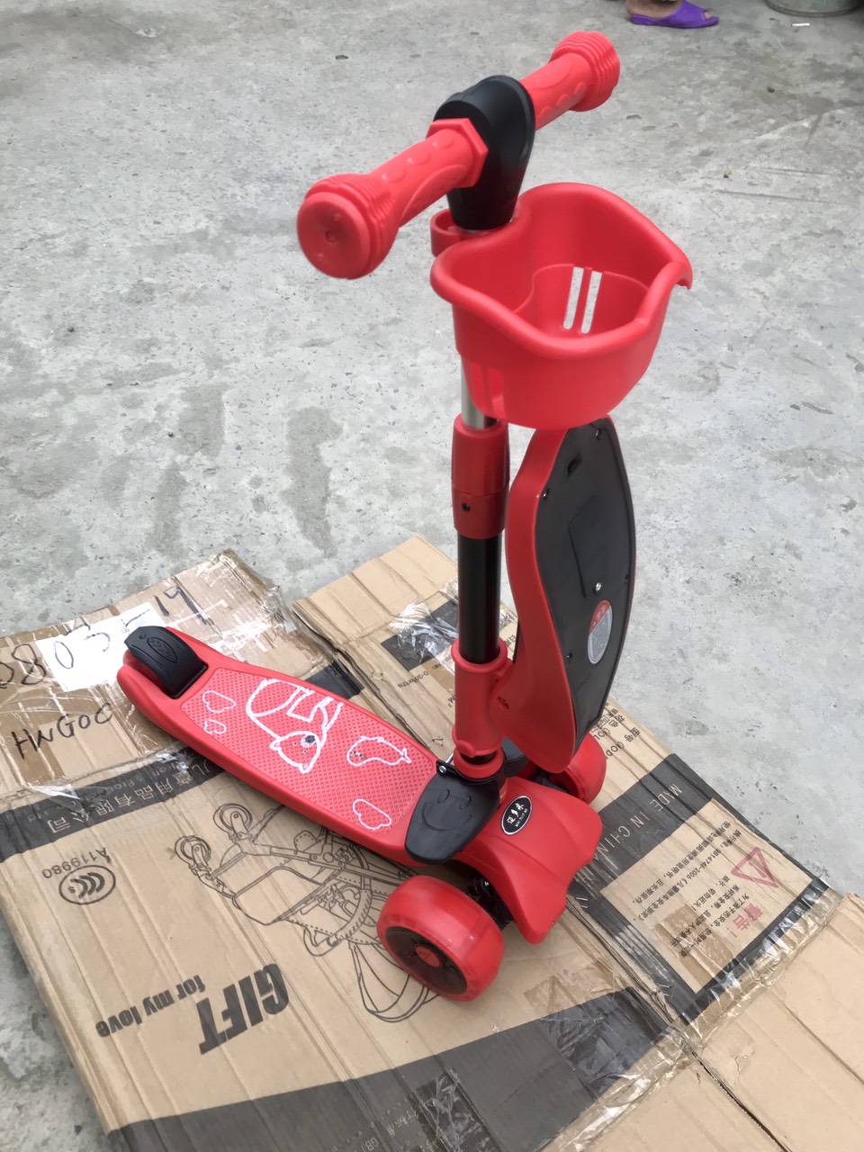 Xe scooter 3 bánh tự cân bằng, 3in1 có ghế gấp gọn, xe chòi chân thăng bằng có nhạc và Full ĐÈN LEZ từ ghế xuống bánh có tay cầm, giỏ đồ đi kèm