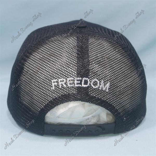 Nón kết lưới thêu đại bàng thêu chữ Freedom phía sau khóa nhựa phía trong có may tem vòng đầu 55-58cm - Đen