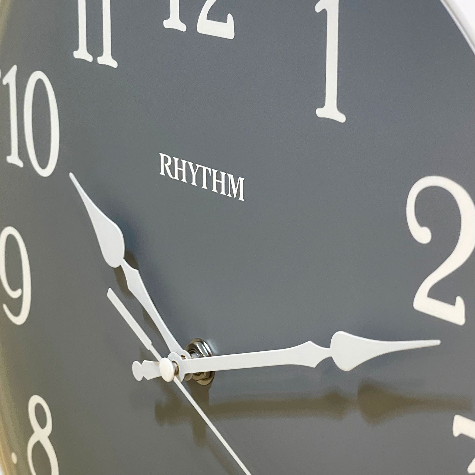 Đồng hồ Rhythm CMG630NR03 – Kt 30.7 x 5.4cm, 622kg. Vỏ nhựa. Dùng Pin.