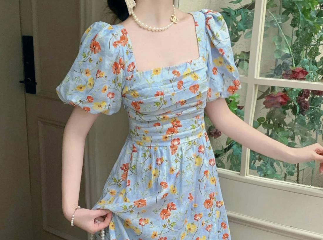DONGSHOP Màu xanh vuông cổ bong bóng tay áo hoa đầm phụ nữ 2023 mùa hè cao cấp cảm giác cao cấp cổ điển đầm dài tinh tế