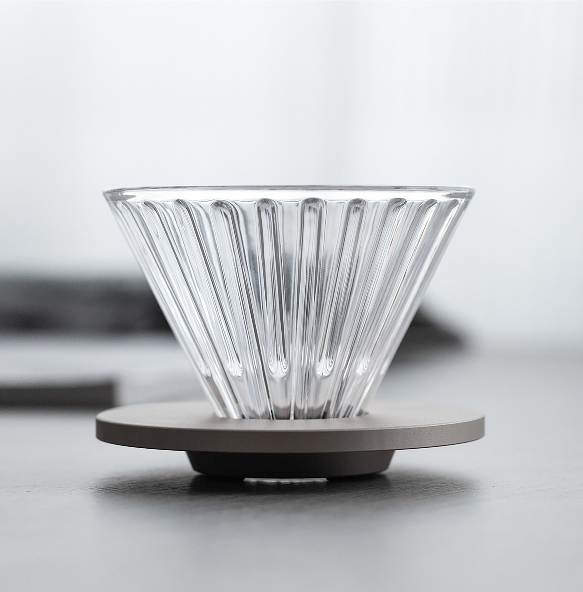 Phễu thuỷ tinh V60 rãnh thẳng đế nhôm Cafede Kona