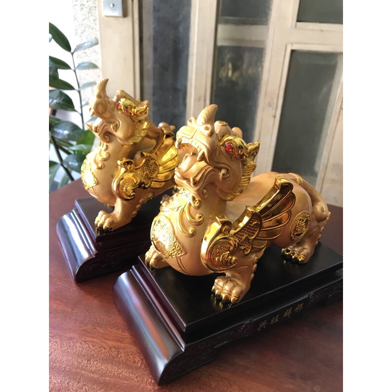 Cặp Tỳ Hưu Phong Thủy Màu Vàng Mới đê gỗ Size Dài 22cm x Cao 19cm x Sâu 10,5cm Công dụng thu tài hút lộc Anh Chị trưng phòng khách trên bàn công ty, nhà, bàn thờ thần tài hợp mệnh Kim mệnh Thổ mệnh Thủy ạ