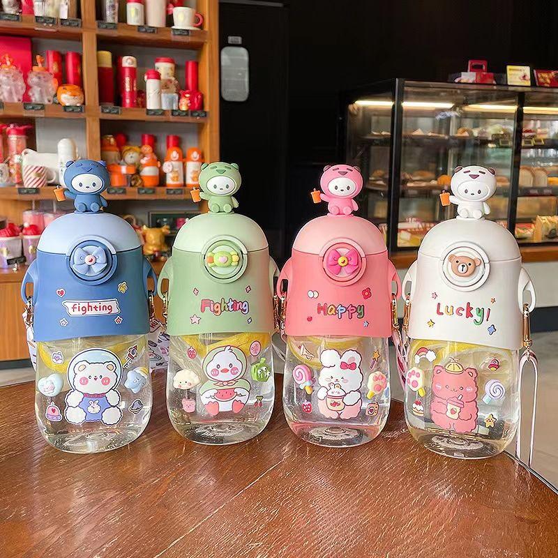 BÌNH ĐỰNG NƯỚC , SỮA NGỘ NGHĨNH KÈM DÂY ĐEO TIỆN LƠI CÓ TẶNG KÈM STICKER 600ML