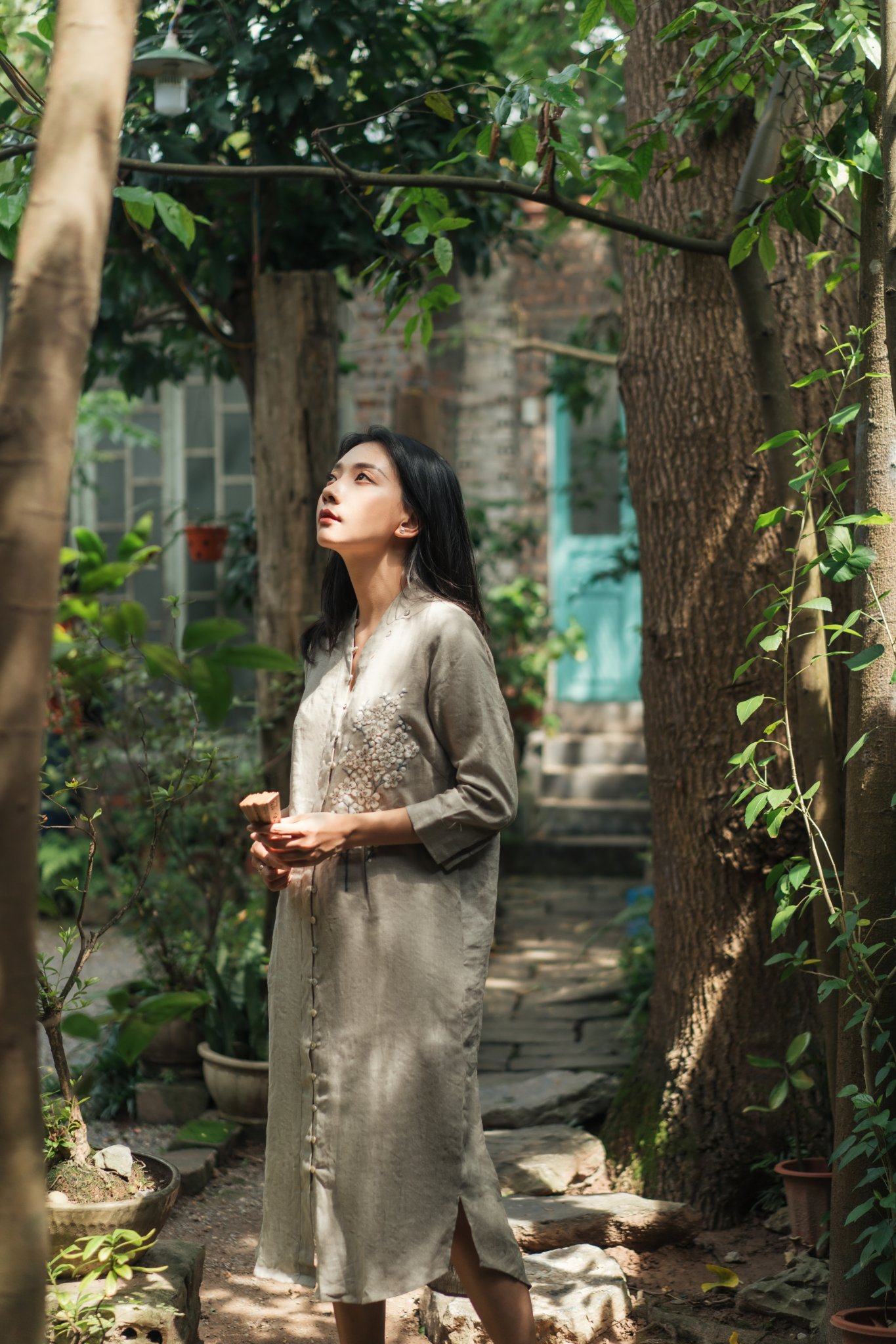 Váy cổ V khuy dọc linen m.tiêu thêu hoa đào