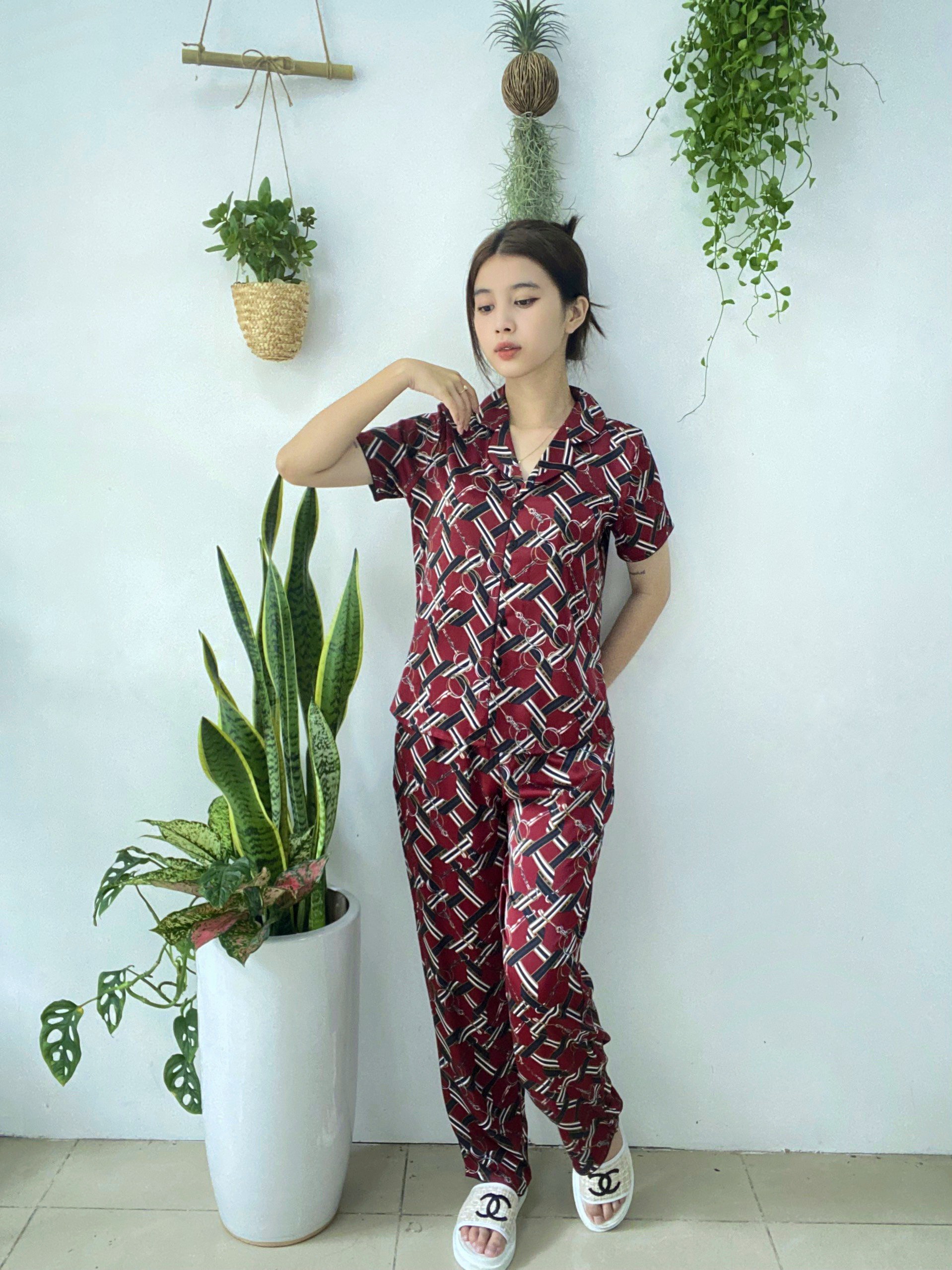 Bộ đồ Pyjama nữ, đồ mặc nhà lụa VILADY - B146 Quần Dài Tay Cộc Họa Tiết hình thoi, chất liệu lụa Pháp - Màu ĐỎ ĐÔ