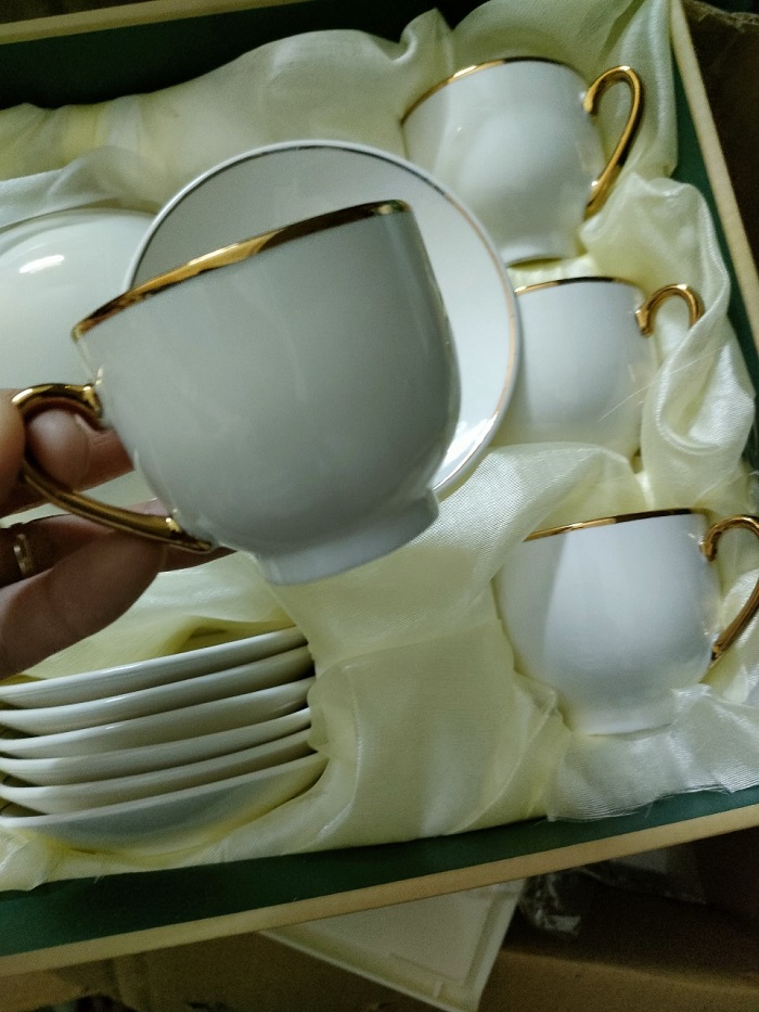 Bộ ấm chén kèm đĩa lót sứ viền vàng 14-1
