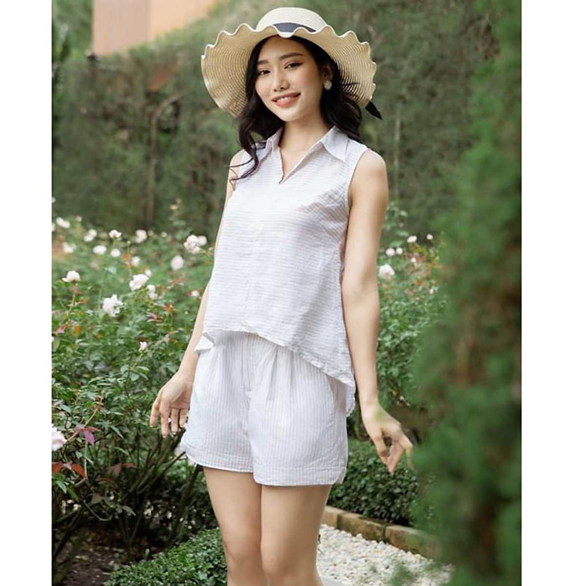 Set bộ đi chơi linen kẻ sọc nhỏ áo ghile dáng lửng kèm quần short trẻ trung