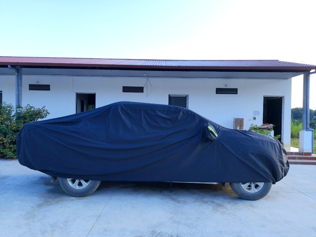 Bạt phủ ô tô bán tải Hyundai Santa Cruz nhãn hiệu Macsim sử dụng trong nhà và ngoài trời chất liệu Polyester - màu đen