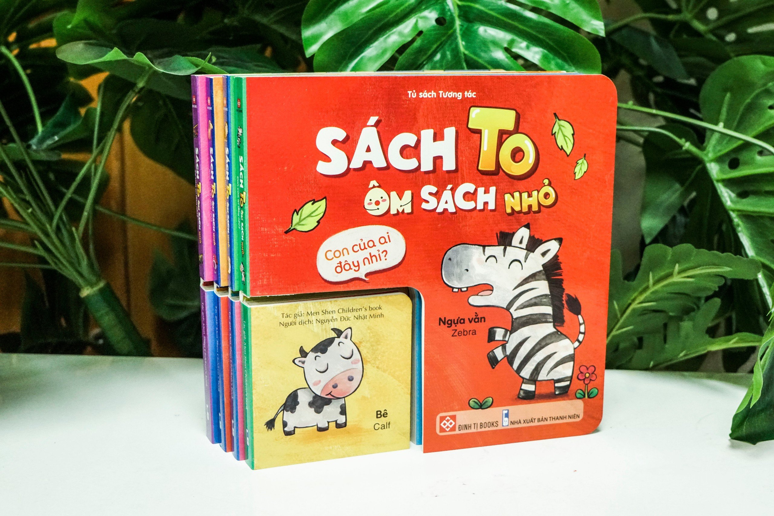 Sách to ôm sách nhỏ - Con của ai đây nhỉ?