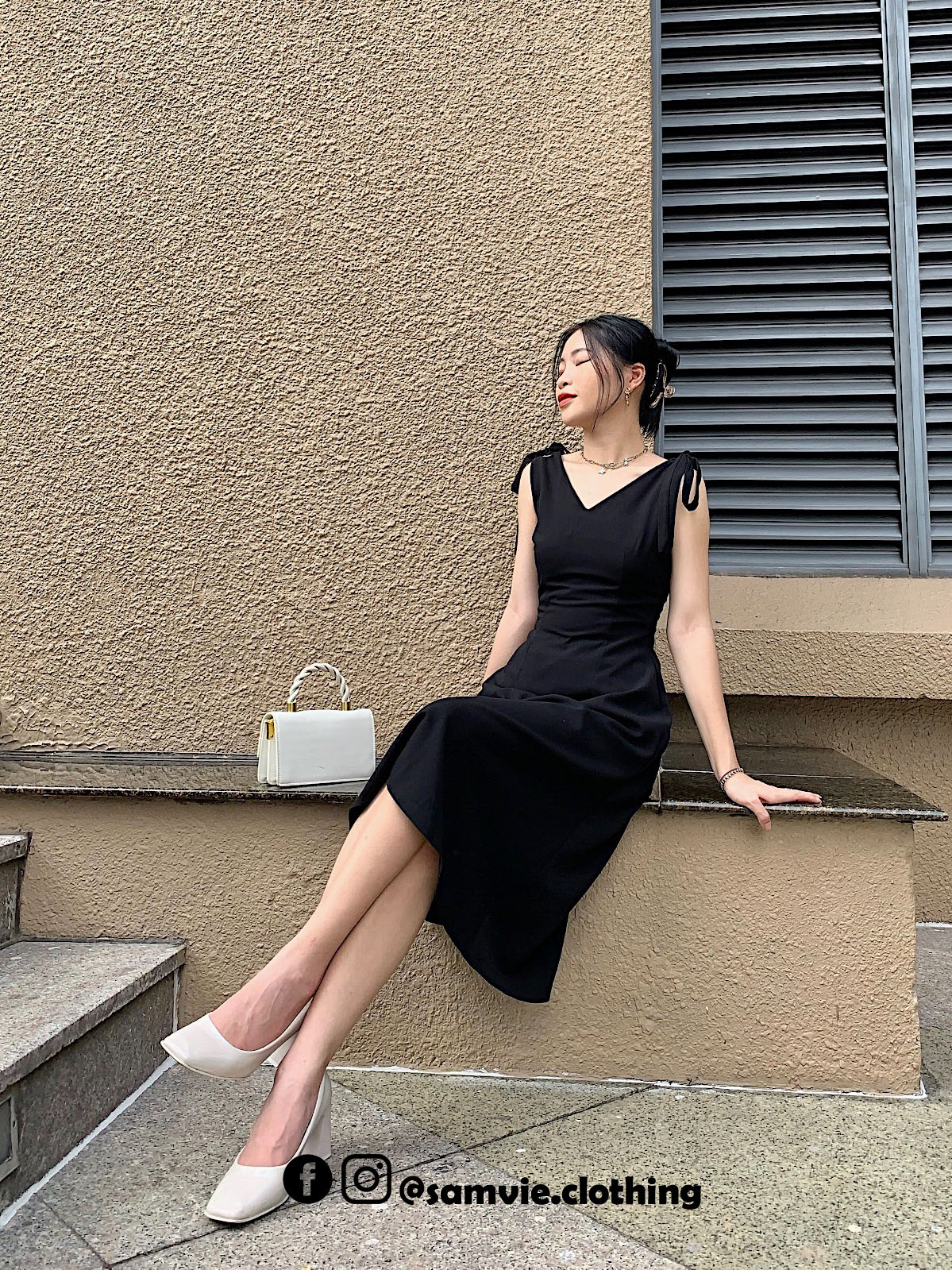Đầm đen sát nách cổ tim Samvie