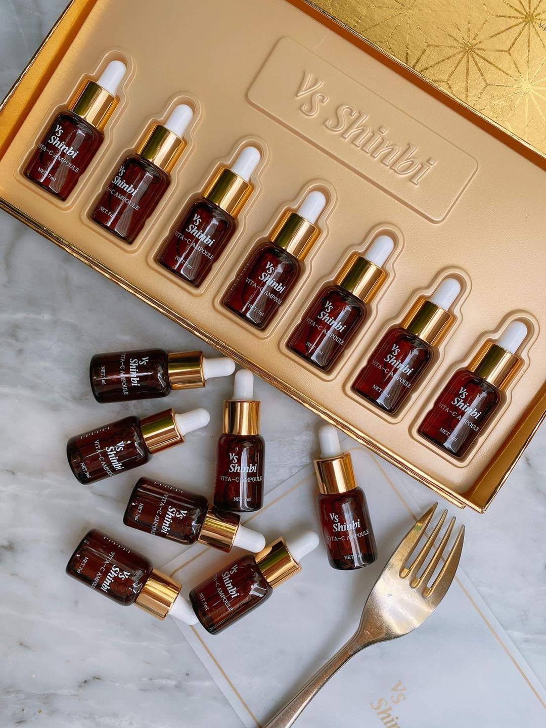 Set 7 lọ VS Shinbi Vita-C Ampoule Serum Hỗ Trợ Điều Trị Nám Tầng Sâu Phục Hồi Da, Xóa Sạm Nám Tàn Nhang Với Tính Chất Thẩm Thấu Nhanh Không Gây Bí Da Không Gây Khô Bong Tróc Da Dưỡng Trắng Hồng Căn Mịn Vùng Da Sau Điều Trị Lọ 7ml