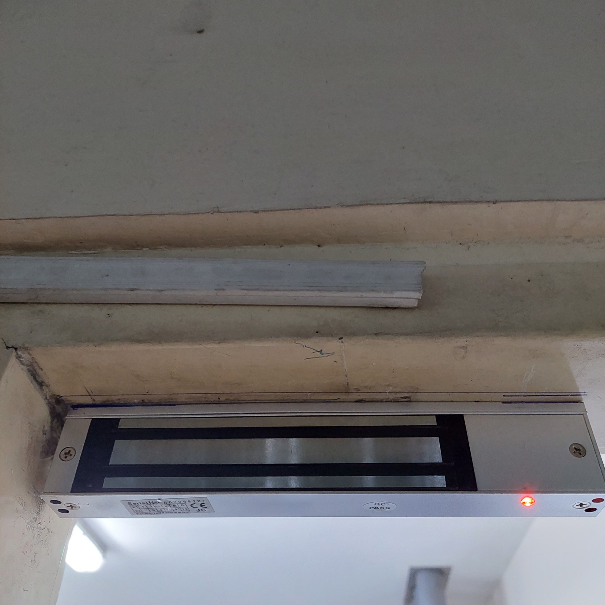 Khóa nam châm điện từ lực hút 280kg cho cửa sắt