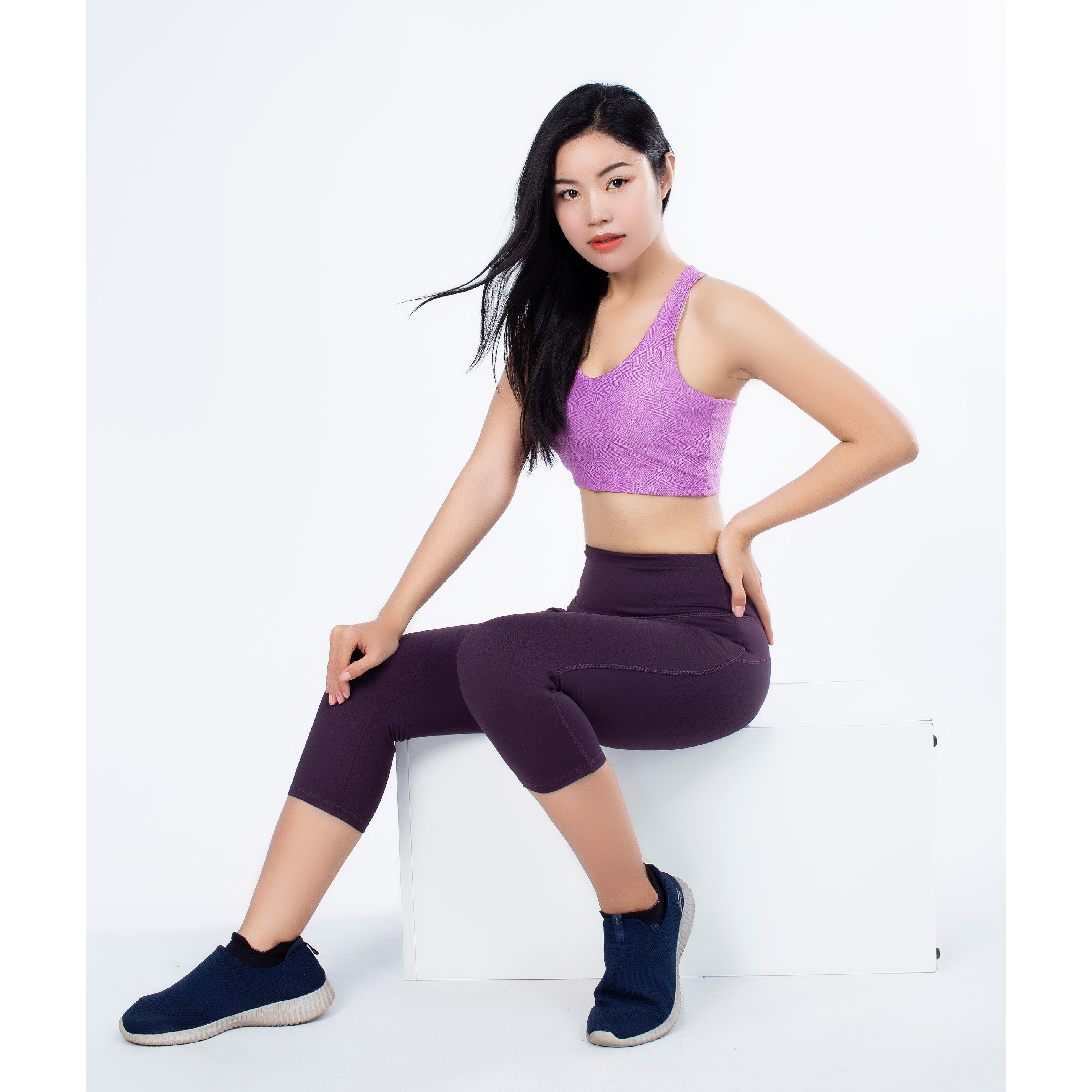 Bộ tập thể thao nữ áo croptop tím quần lửng - BTL01